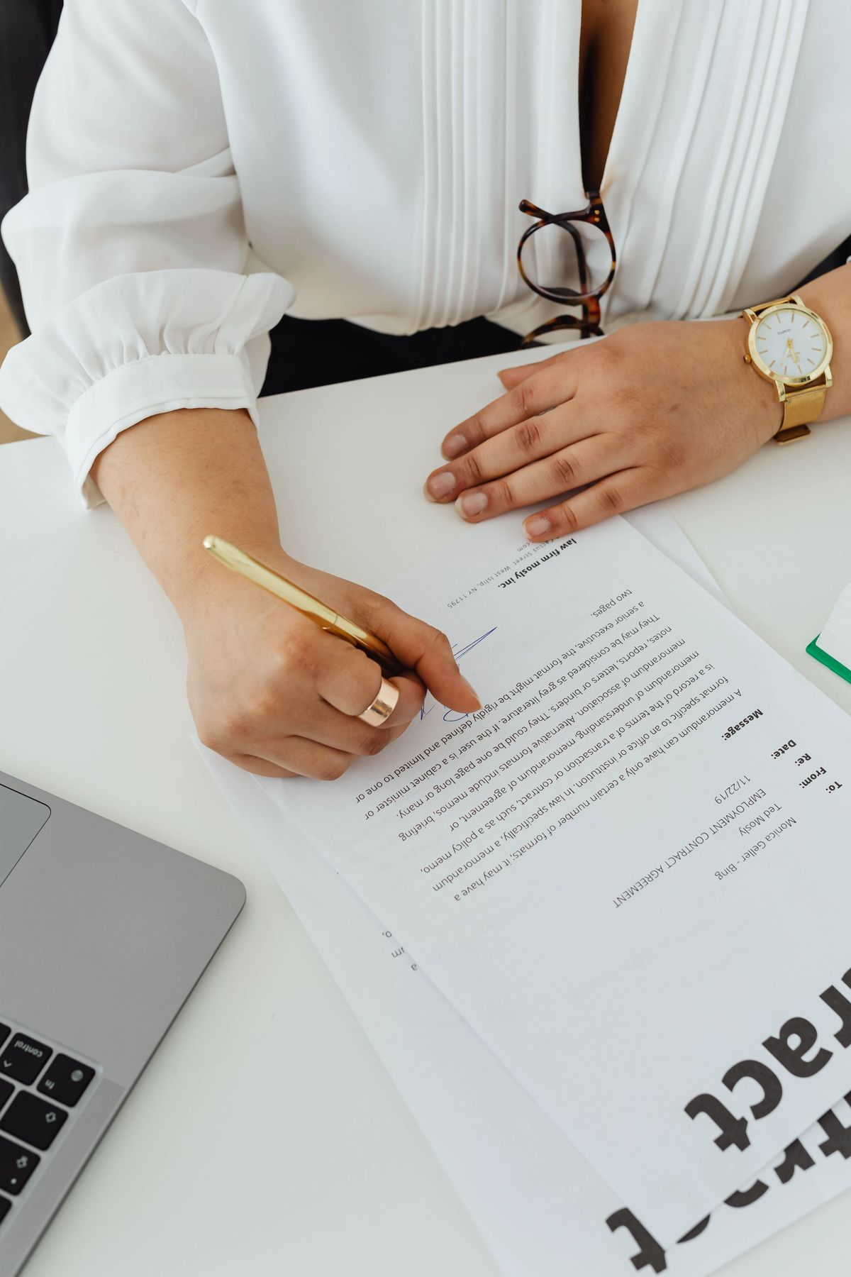 Assinatura de contrato, formalização de um acordo entre as partes